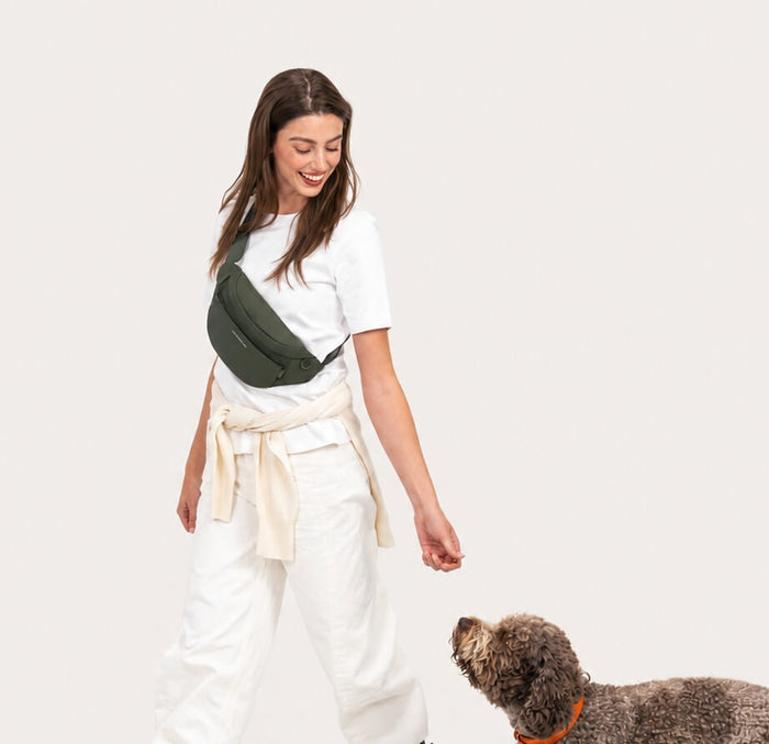 Frau mit Eli Dog Bag geht mit ihrem Hund spazieren